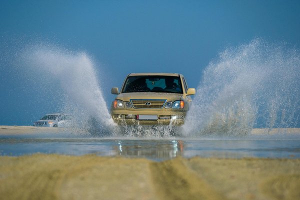 Comment les systèmes de détection de la température des freins influencent-ils la sécurité des véhicules de course en descente?