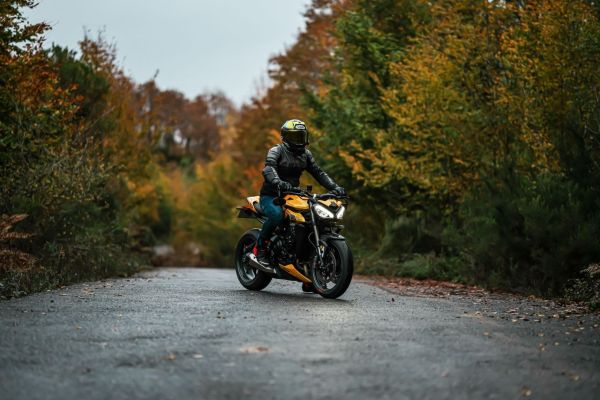 Comment ajuster la hauteur du guidon pour améliorer le confort de conduite sur une moto de route?