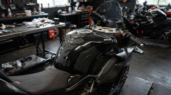Comment installer un kit de protection de réservoir sur une moto sportive?