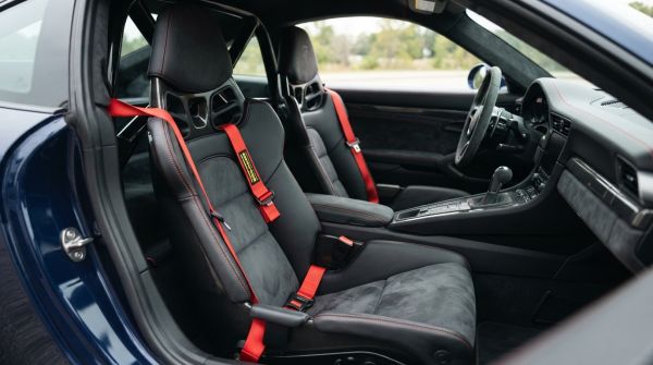 Quels sont les meilleurs produits pour entretenir les sièges en Alcantara des voitures de sport?